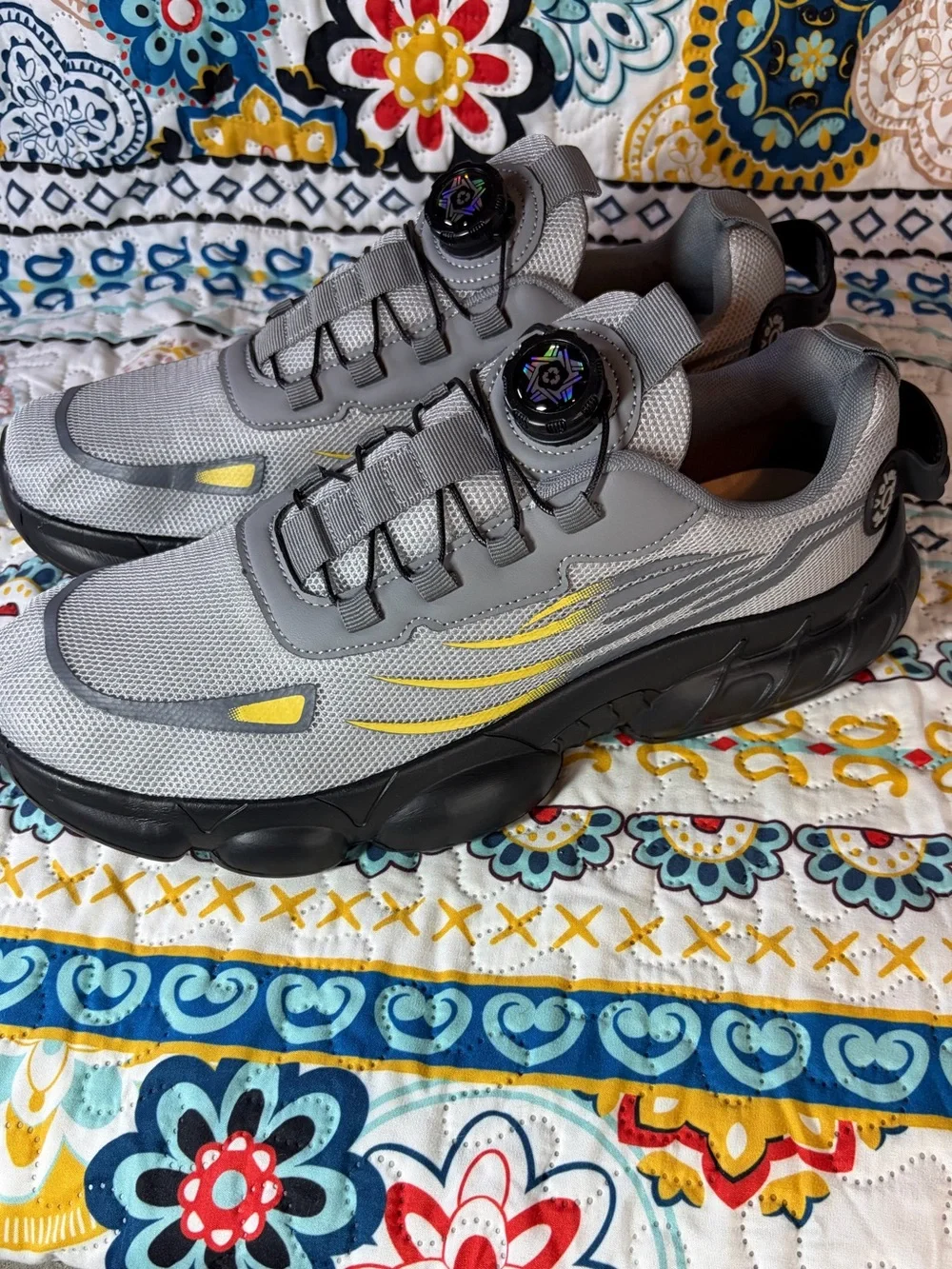 Light Gray Athletic Sneakers with Yellow Accents – Men's Performance Trainers